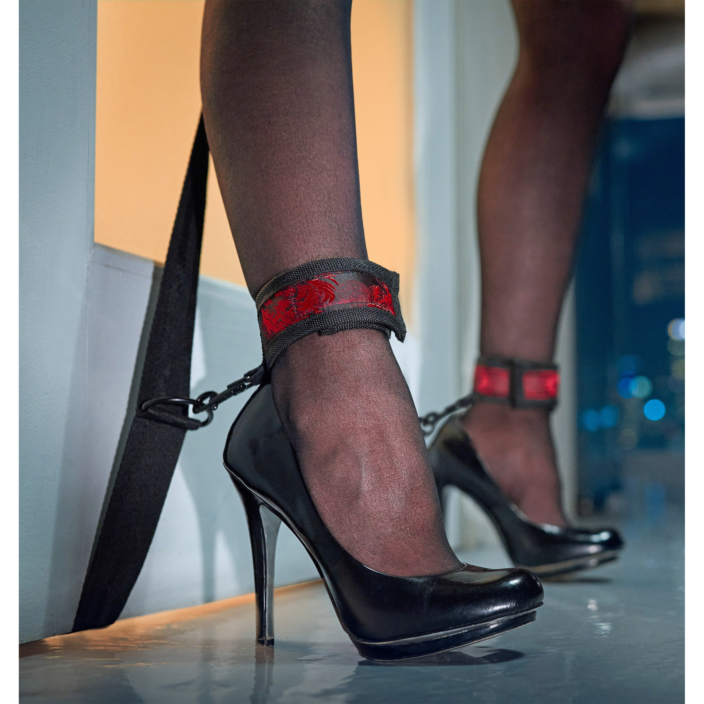 Scandal Scandal Over the Door Bondage Cross Red